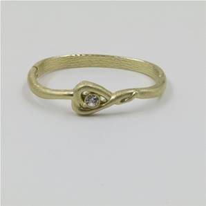 Hinged bangle with central twisted heart and diamante