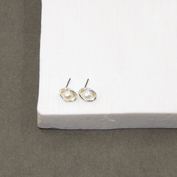 Mini pearl earring in organic setting