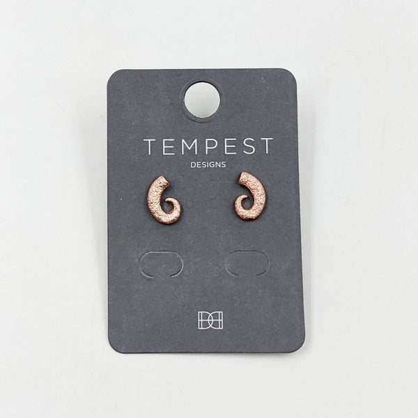 Swirl shape beaten stud earrings