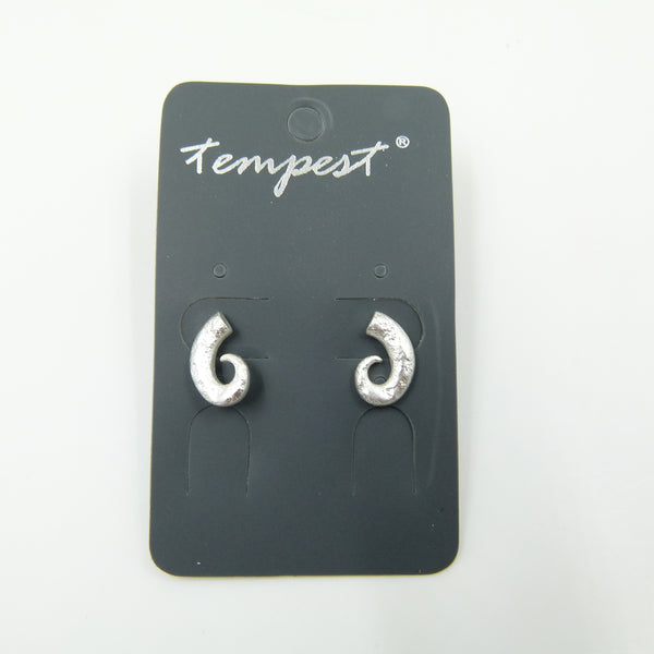 Swirl shape beaten stud earrings