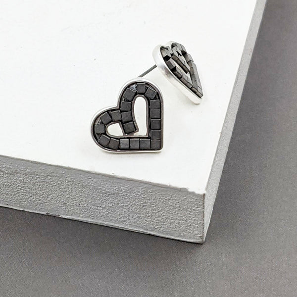 Cutout heart stud earrings with square nugget inlay