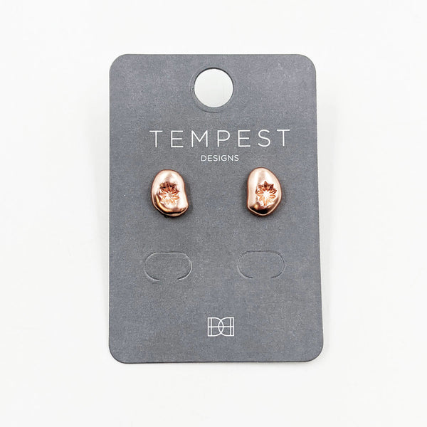 Irregular stud earrings in matt rose gold with centre star