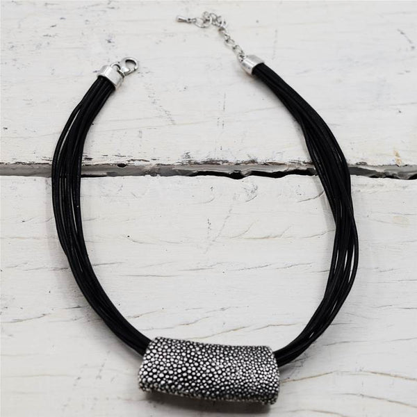 Black leather collar necklace with central stingray skin eff