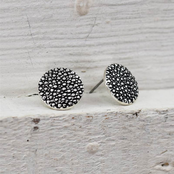 Round shape stingray skin effect earrings