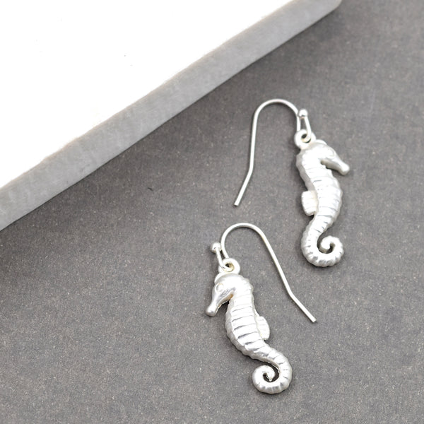 Sea horse motif on fish hook earringsÊ