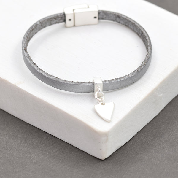 Single strand bracelet with heart charm