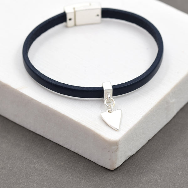 Single strand bracelet with heart charm