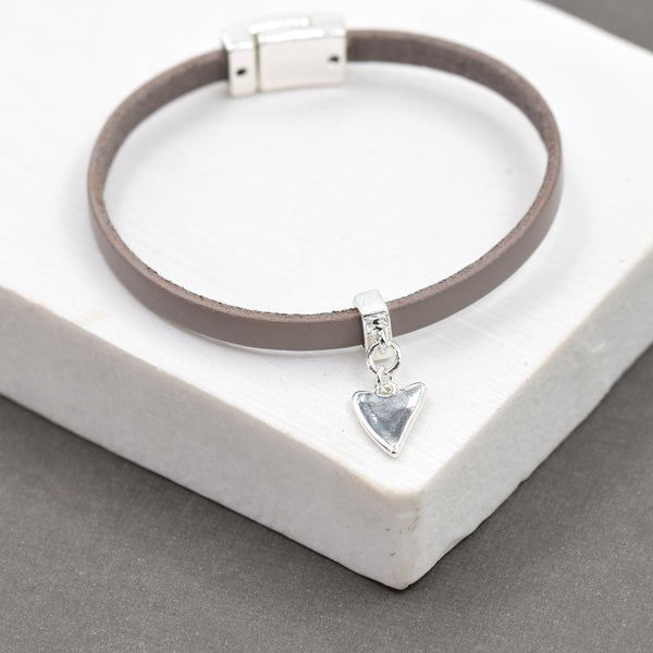 Single strand bracelet with heart charm