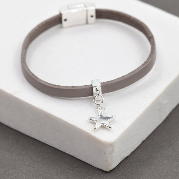 Single strand bracelet with star charm