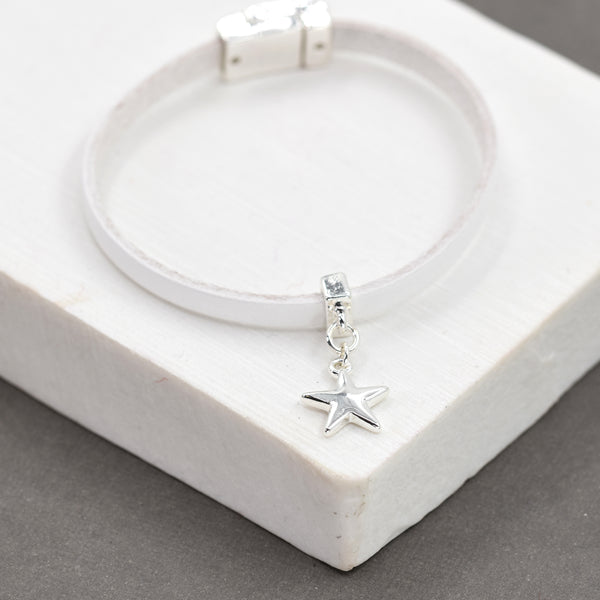 Single strand bracelet with star charm