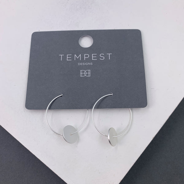 Delicate hoop earrings with disc element