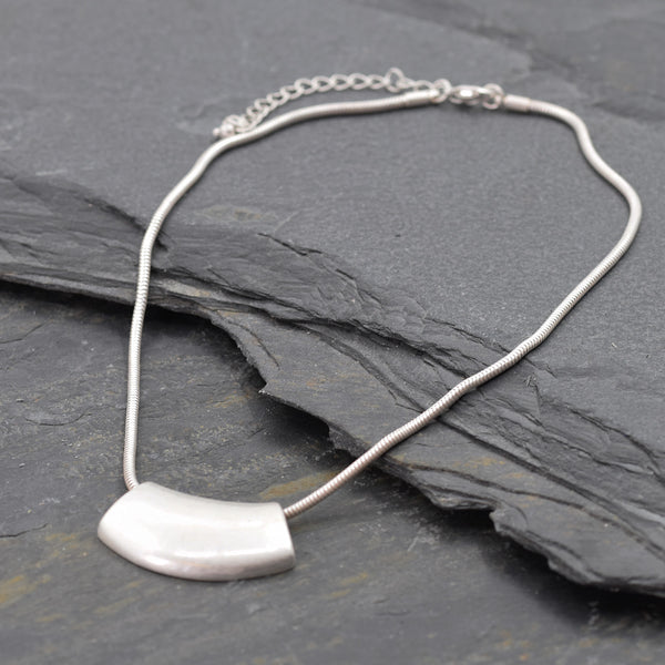 Curved shape simple pendant necklace on snake chain