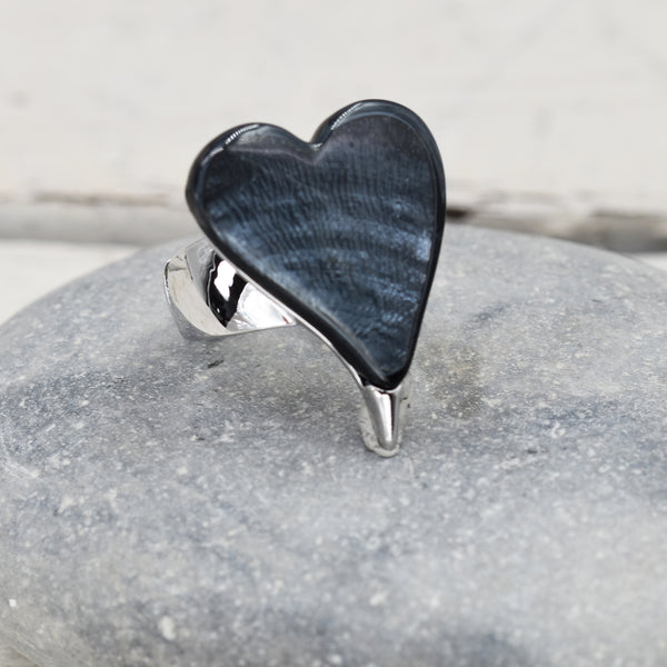 Stretchy bold heart ring