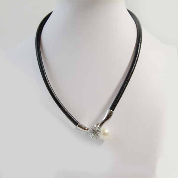 Short leather necklace with pearl & diamante magnetic clasp